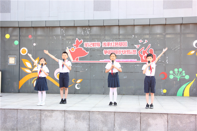 共青团区委领导参加德富路小学主题升旗仪式